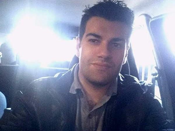Selfie de Anderson dentro do carro, de jaqueta escura.