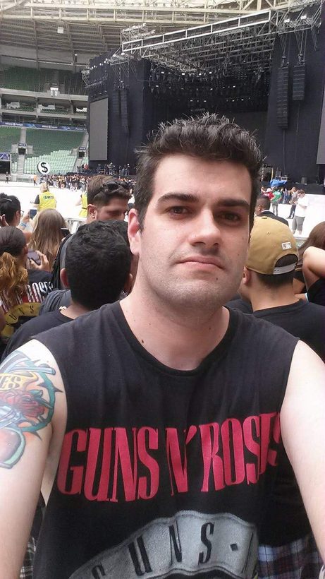 Selfie de Anderson no estádio antes do show, com uma regata do Guns N’ Roses.